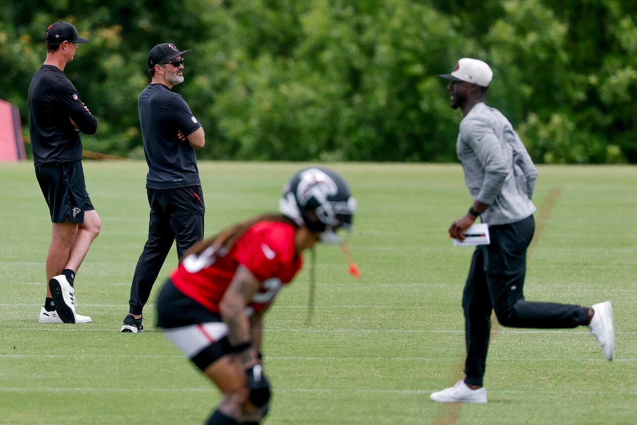 Head Coach Kevin Stefanski (second from left) during Atlanta Falcons practice, Monday, June 8, 2026, in Flowery Branch, Ga. (Erik S. Lesser for the AJC)