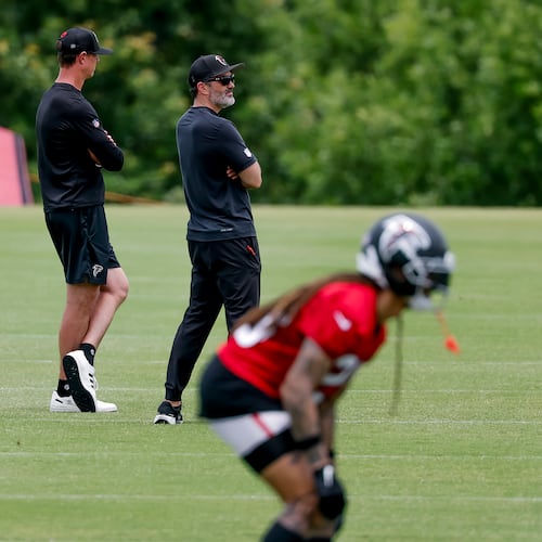 Head Coach Kevin Stefanski (second from left) during Atlanta Falcons practice, Monday, June 8, 2026, in Flowery Branch, Ga. (Erik S. Lesser for the AJC)