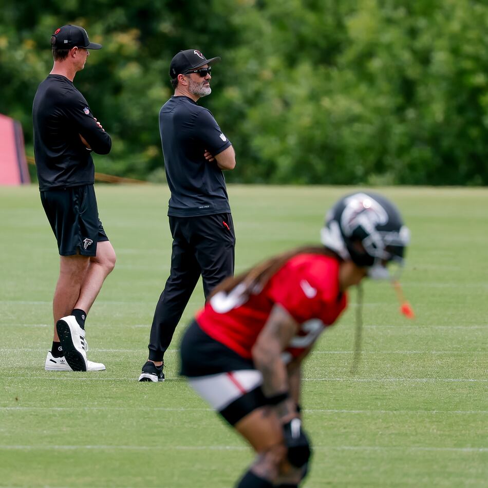 Head Coach Kevin Stefanski (second from left) during Atlanta Falcons practice, Monday, June 8, 2026, in Flowery Branch, Ga. (Erik S. Lesser for the AJC)