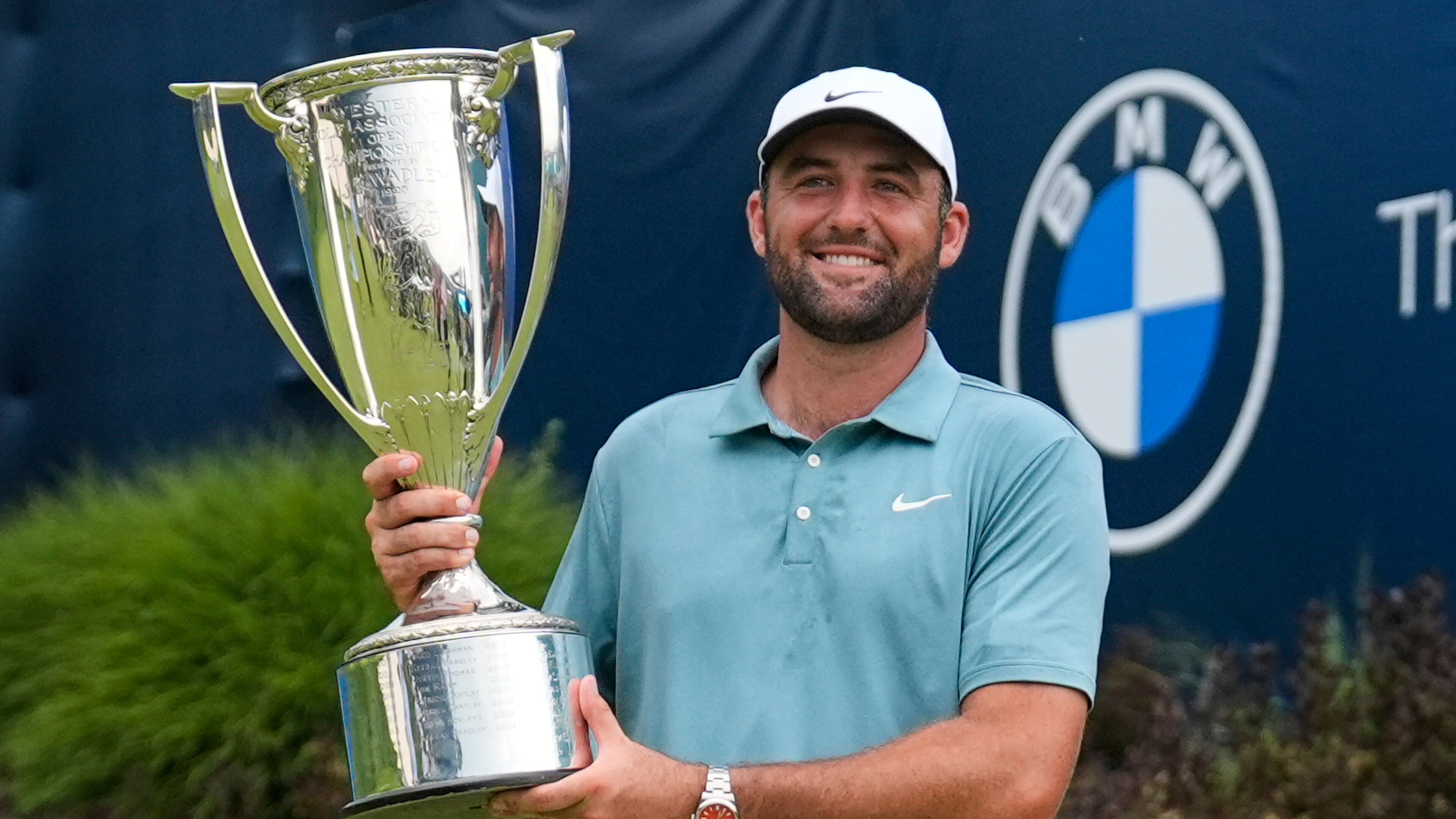 Scottie Scheffler holds the trophy after winning the BMW Championship golf tournament Sunday, Aug. 17, 2025, in Owings Mills, Md. (AP Photo/Stephanie Scarbrough)