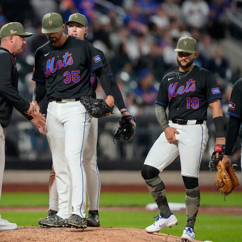 New York Mets starting pitcher Clay Holmes (35) heads to the dugout while being pulled by manager Carlos Mendoza during the fifth inning of a baseball game against the New York Yankees, Friday, May 15, 2026, in New York. (AP Photo/Yuki Iwamura)