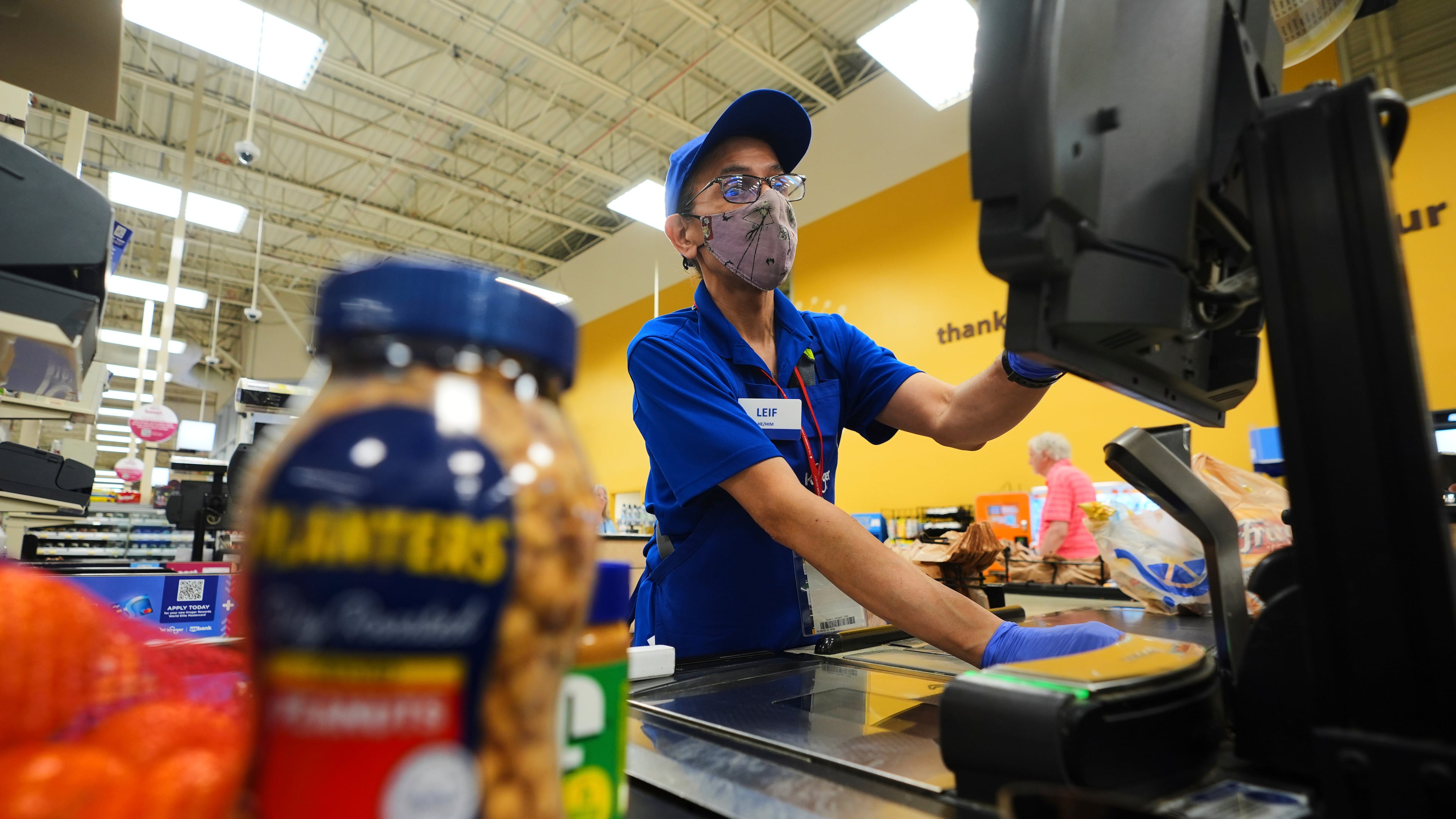 A cashier rings up groceries in Dallas, Thursday, Aug. 28, 2025. (AP Photo/LM Otero)