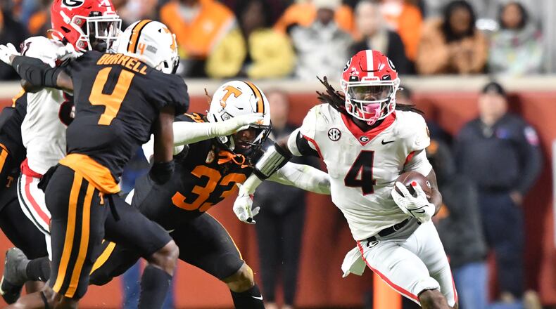 Georgia running back James Cook (4) runs past Tennessee linebacker Jeremy Banks (33) on Saturday, November 13, 2021, in Knoxville. Georgia won 41-17. (Hyosub Shin / Hyosub.Shin@ajc.com)