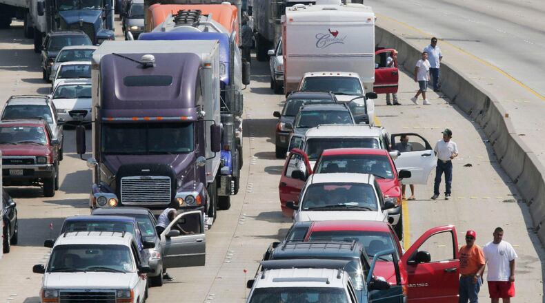 One driver in Houston found a fun way to deal with the daily traffic jams by challenging another driver to a game of rock-paper-scissors.