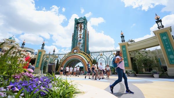 Los invitados llegan a la entrada principal del espectacular parque temático del Universo en Universal Resort Orlando. (John Rouse/AP)