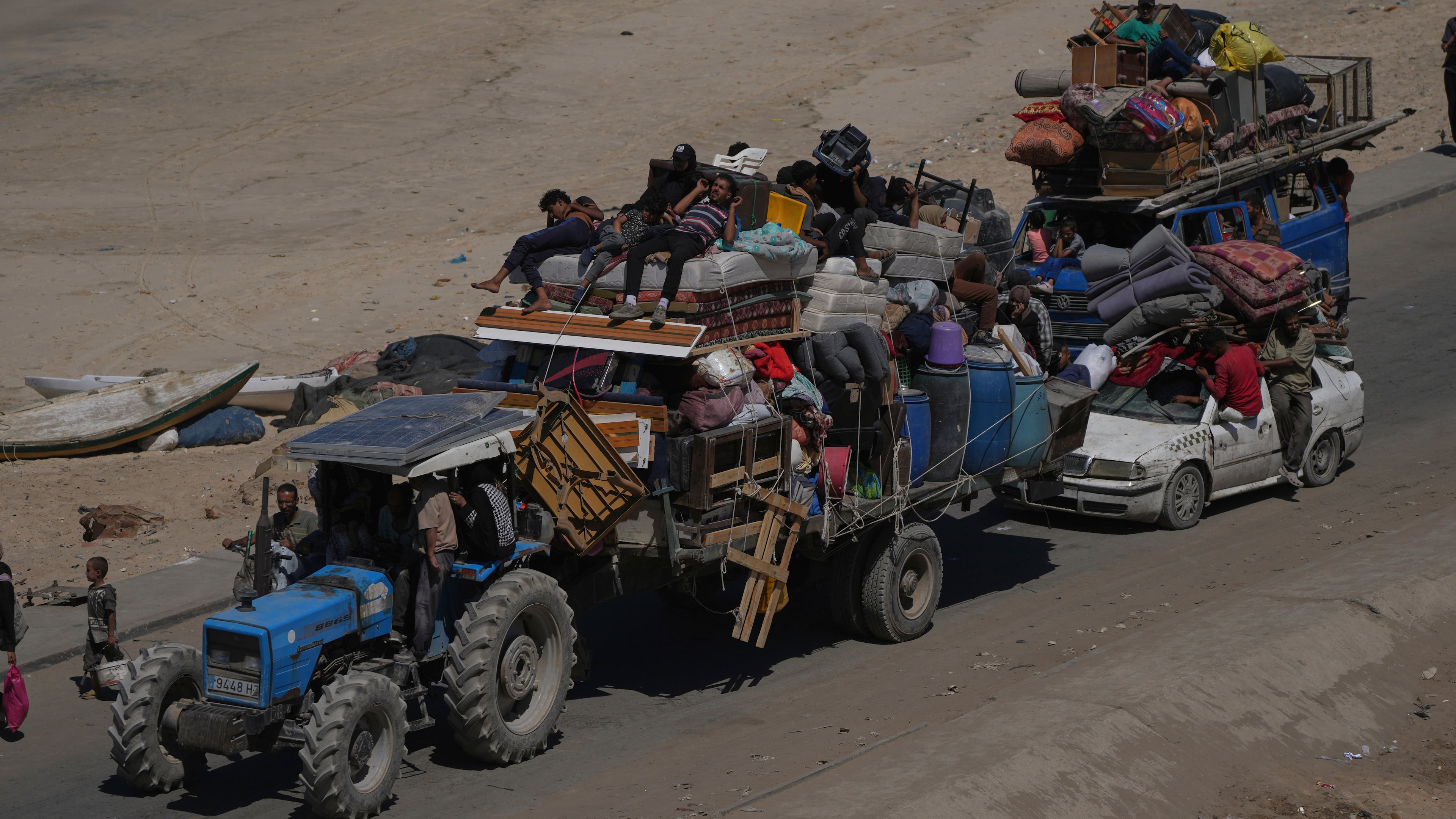 Displaced Palestinians flee northern Gaza Strip, by foot and in vehicles, carrying their belongings along the coastal road, near Wadi Gaza, Saturday, Sept. 20, 2025. (AP Photo/Abdel Kareem Hana)