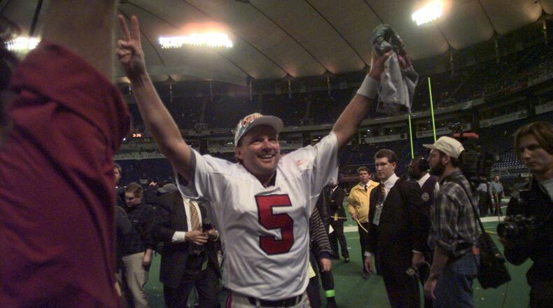 990117 Minneapolis, MN-Atlanta Falcons Morten Andersen walks off the field greeting the fans. Anderson kicked the winning field goal that sent the Falcons to the Super Bowl (AJC Staff Photo/Marlene Karas)