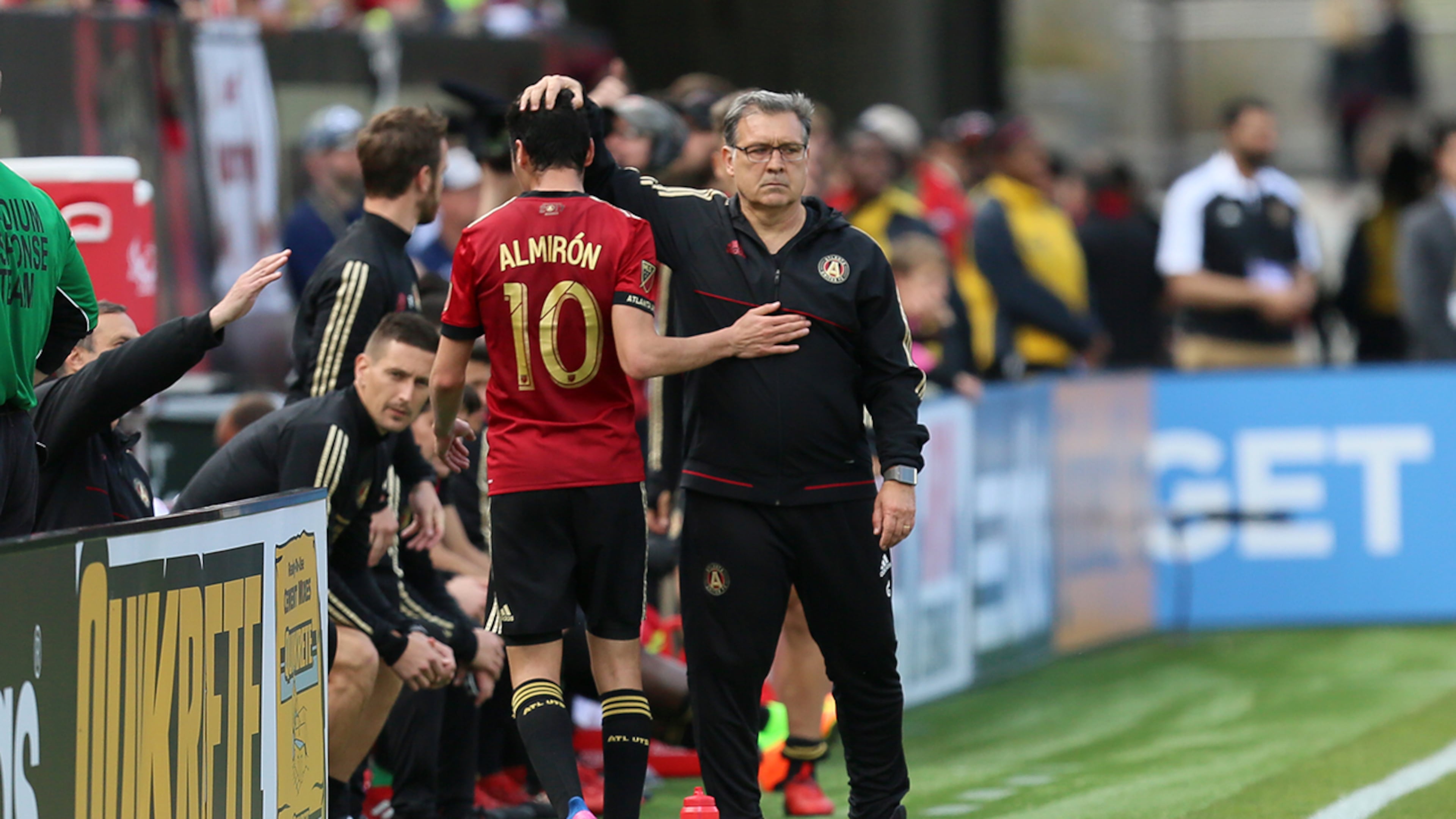 One of Gerardo Martino's (center) challenges in his return as Atlanta United manager will be to help Miguel Almirón (center left), who he managed in Atlanta in 2017-18, rediscover his form after a disappointing 2025 season. Almirón had six goals and seven assists in 31 games after returning to the Five Stripes. (Miguel Martinez/AJC 2017)