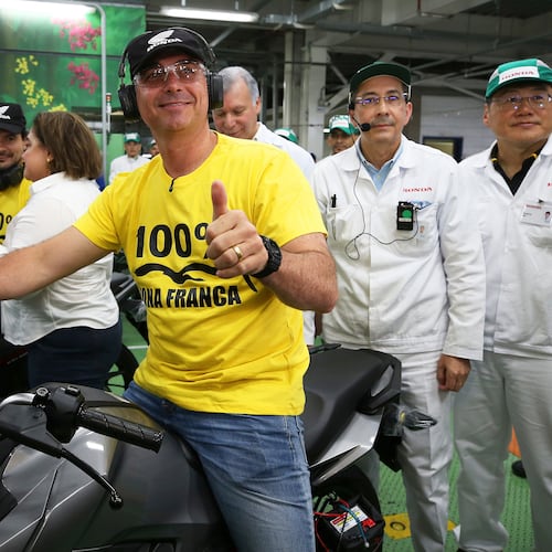 Opposition presidential candidate Sen. Flavio Bolsonaro gives a thumbs-up during a visit to a Honda motorcycle factory in the Manaus Free Trade Zone during a campaign event in Manaus, Amazonas state, Brazil, Friday, Sept. 11, 2026. (AP Photo/Edmar Barros)