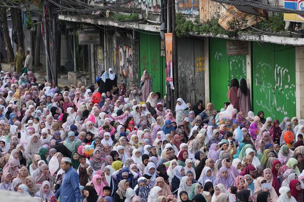 Muslims gather for Eid al-Fitr prayer marking the end of the holy fasting month of Ramadan on a street in Jakarta, Indonesia, Monday, March 31, 2025. (AP Photo/Achmad Ibrahim)