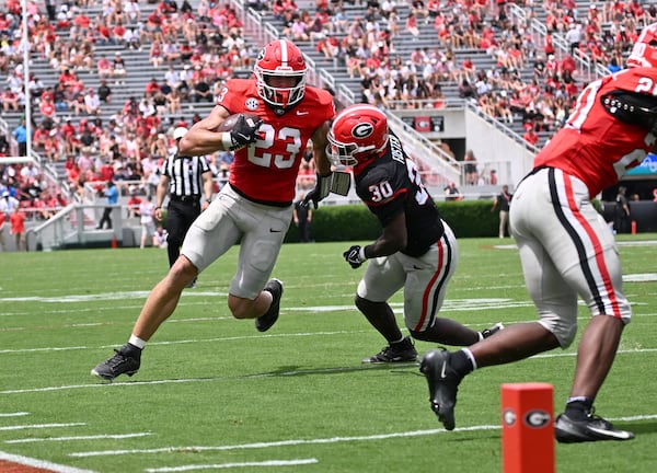 Georgia tight end Jaden Reddell (23) runs past Georgia linebacker Terrell Foster (30) during 2026 G-Day spring football game at Sanford Stadium, Saturday, April 18, 2026, in Athens. (Hyosub Shin/AJC)
