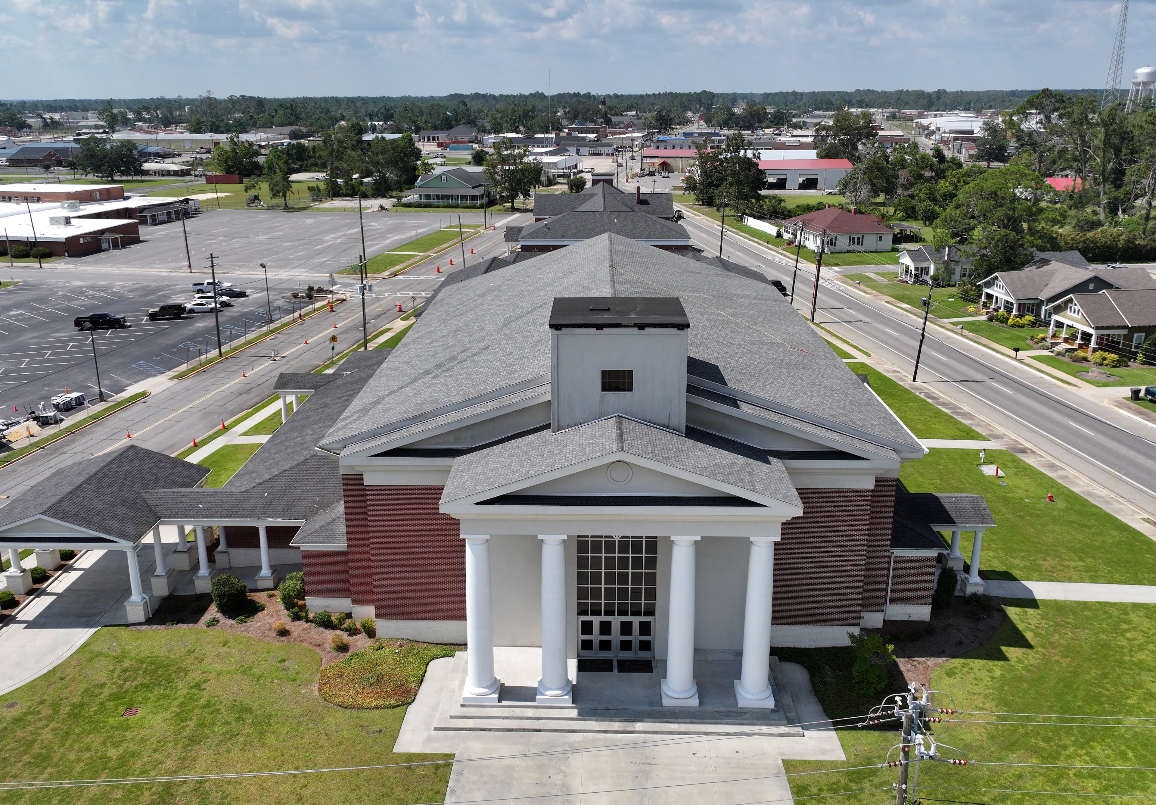 This photo from Aug. 21, 2025, shows that the First Baptist Church in Hazlehurst is still missing the steeple above its main entrance. (Hyosub Shin/AJC)