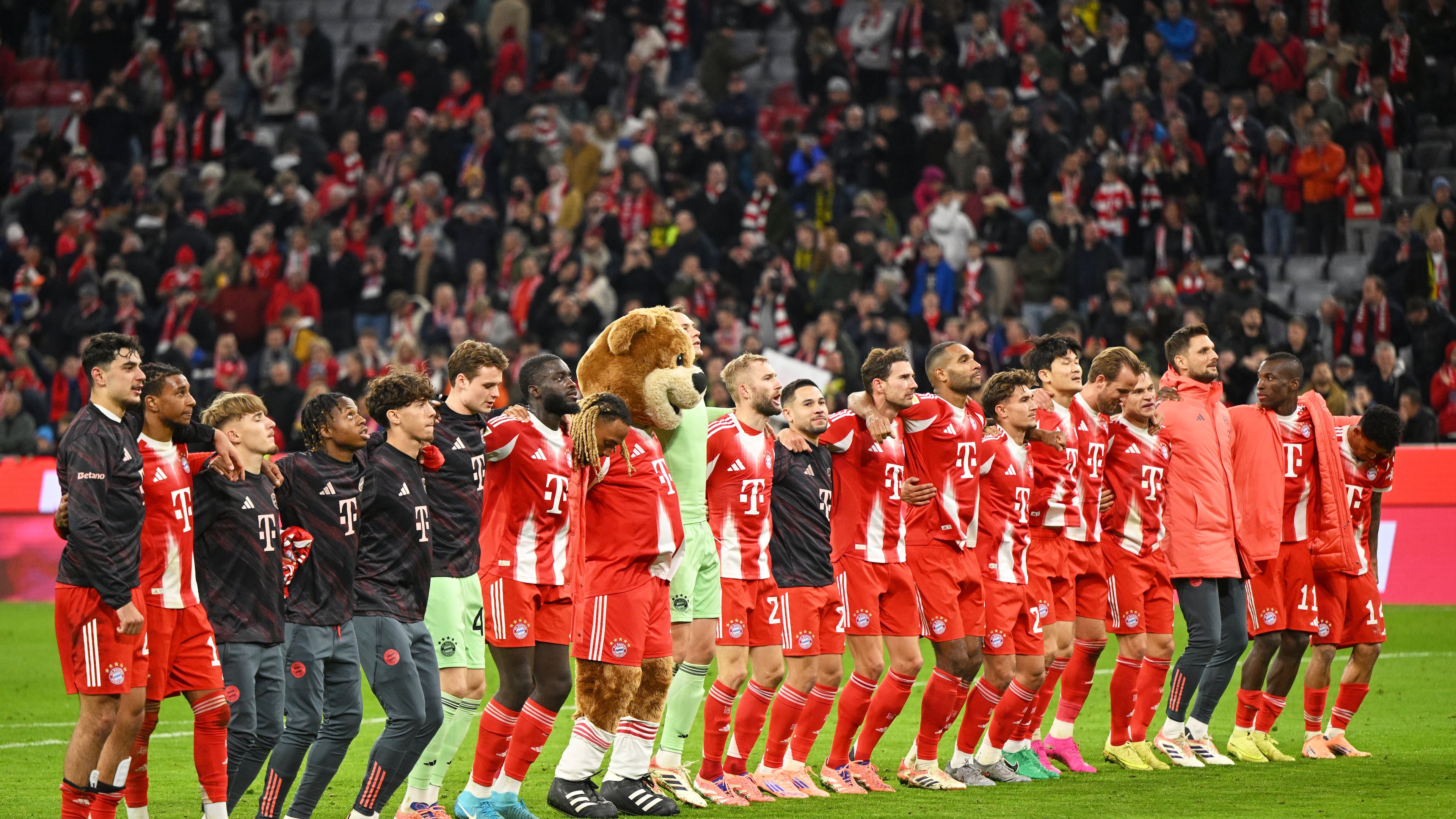 Bayern Munich players celebrate their victory after the Bundesliga soccer match between Bayern Munich and Borussia Dortmund in Munich, Germany, Saturday, Oct. 18, 2025. (AP Photo/Lennart Preiss)