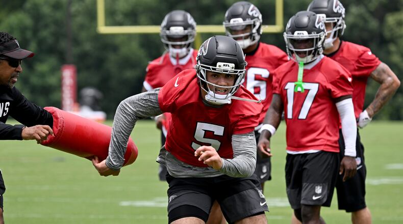 Falcons wide receiver Drake London (center) runs a drill during an OTA workout at the team's training facility Wednesday, May 27, 2026, in Flowery Branch. Atlanta finishes mandatory minicamp Wednesday and will return for training camp six weeks later. (Hyosub Shin/AJC)
