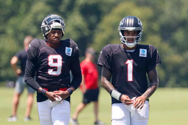 Falcons quarterbacks Michael Penix Jr. (left) and Tua Tagovailoa during Monday's practice. (Miguel Martinez/AJC)