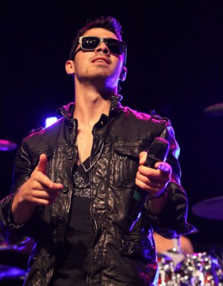 Joe Jonas thrills fans at Tabernacle