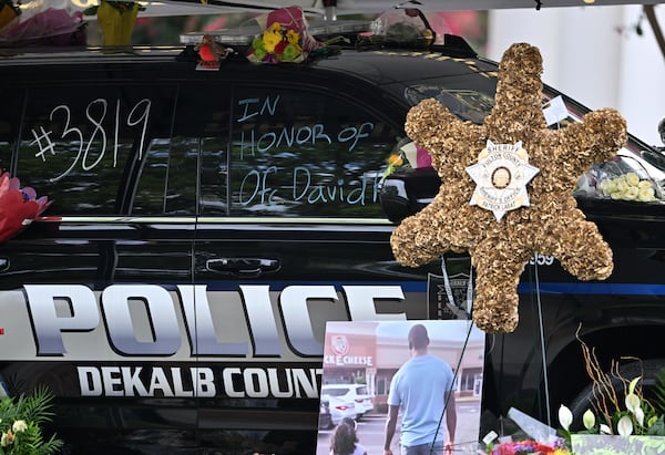 A memorial to fallen DeKalb County Police Officer David Rose is displayed outside First Baptist Atlanta, Friday, Aug. 22, 2005. (Hyosub Shin/AJC)