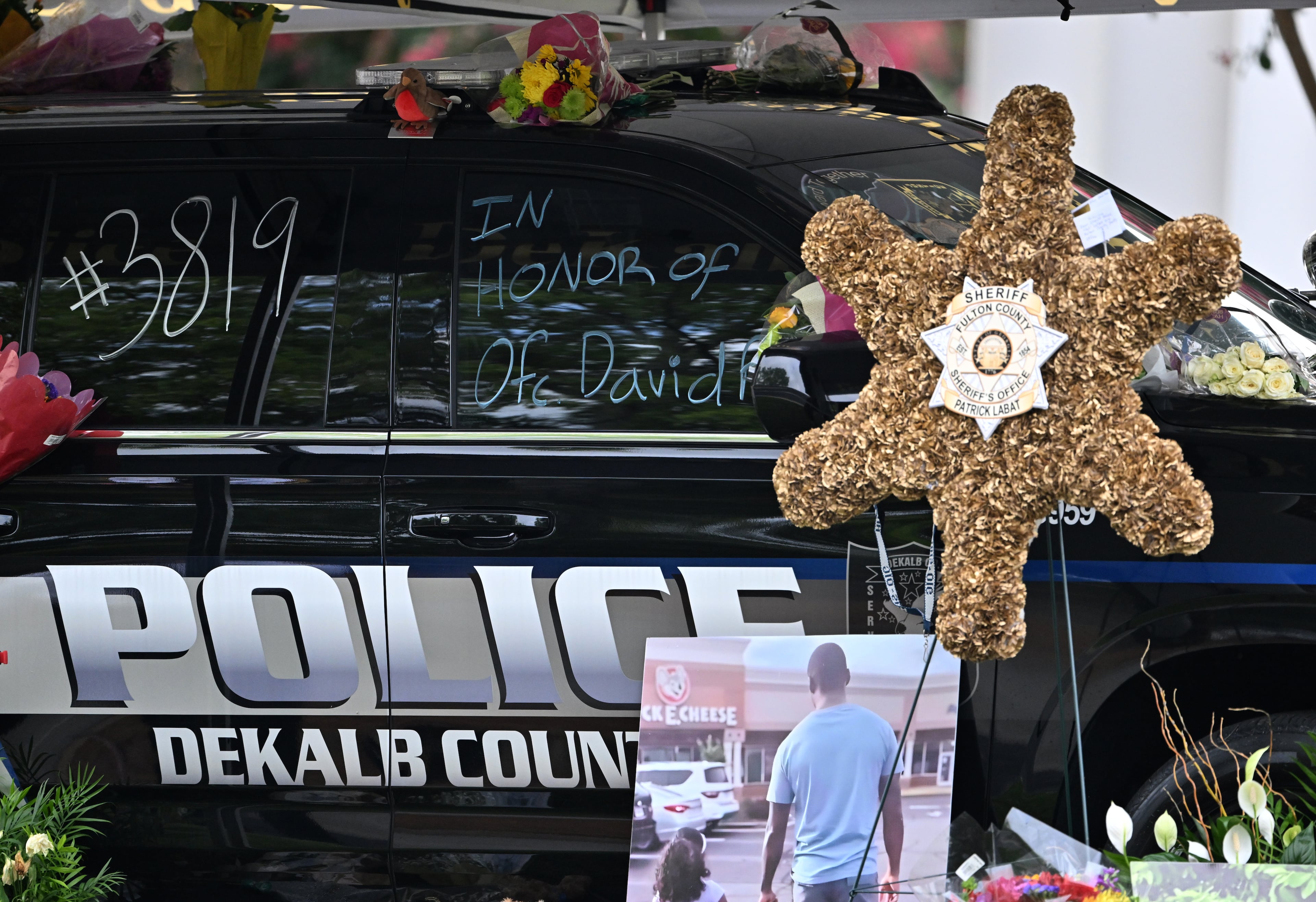 A memorial to fallen DeKalb police Officer David Rose is displayed outside First Baptist Church Atlanta before a service honoring him. (Hyosub Shin/AJC)