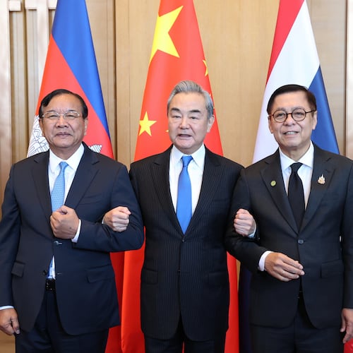 In this photo released by Agence Kampuchea Press (AKP), Cambodia's Foreign Minister Prak Sokhonn, left, Thai counterpart Sihasak Phuangketkeow, right, and Chinese counterpart Wang Yi pose for a photograph in Yunnan province, China, Monday, Dec. 29, 2025. (AKP via AP)
