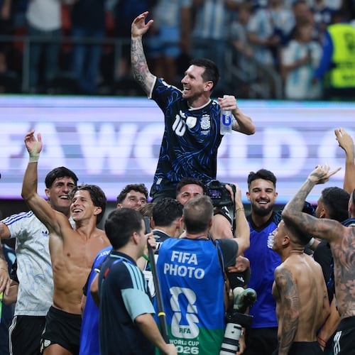 Argentina's Lionel Messi is lifted on the shoulders of teammates following victory against England in the FIFA World Cup Semifinal match at Atlanta Stadium (Mercedes-Benz Stadium) on Wednesday, July 15, 2026. (Jason Getz/AJC)