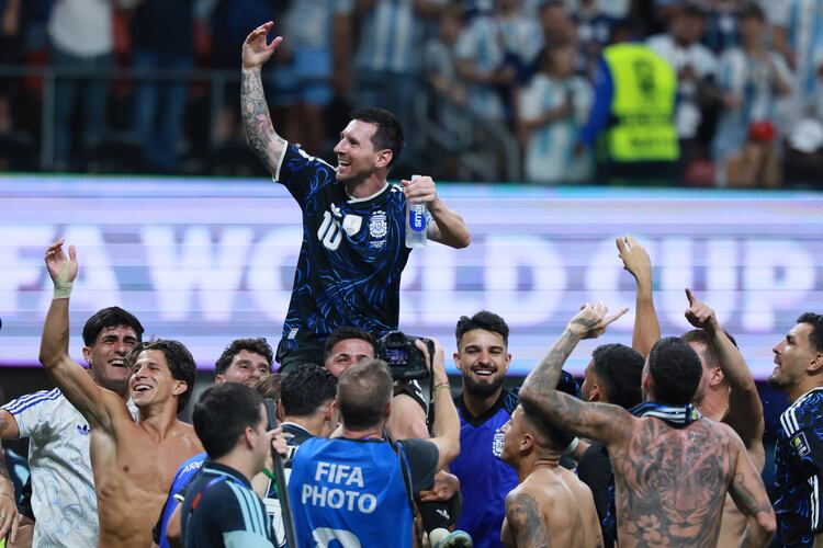 Argentina's Lionel Messi is lifted on the shoulders of teammates following victory vs. England FIFA World Cup Semifinal match at Atlanta Stadium (Mercedes-Benz Stadium) on Wednesday, July 15, 2026. (Jason Getz/AJC)