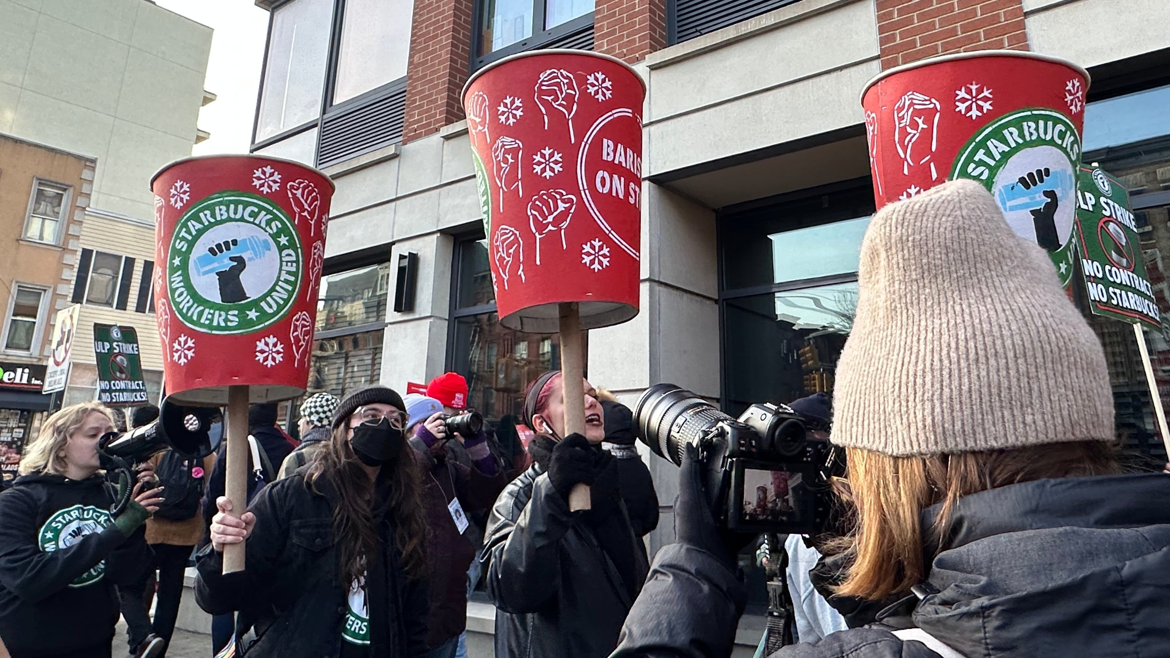 Starbucks employees and supporters picket outside a Starbucks store in the Brooklyn borough of New York, Monday, Dec. 1, 2025 (AP Photo/Jennifer Peltz)