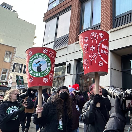 Starbucks employees and supporters picket outside a Starbucks store in the Brooklyn borough of New York, Monday, Dec. 1, 2025 (AP Photo/Jennifer Peltz)