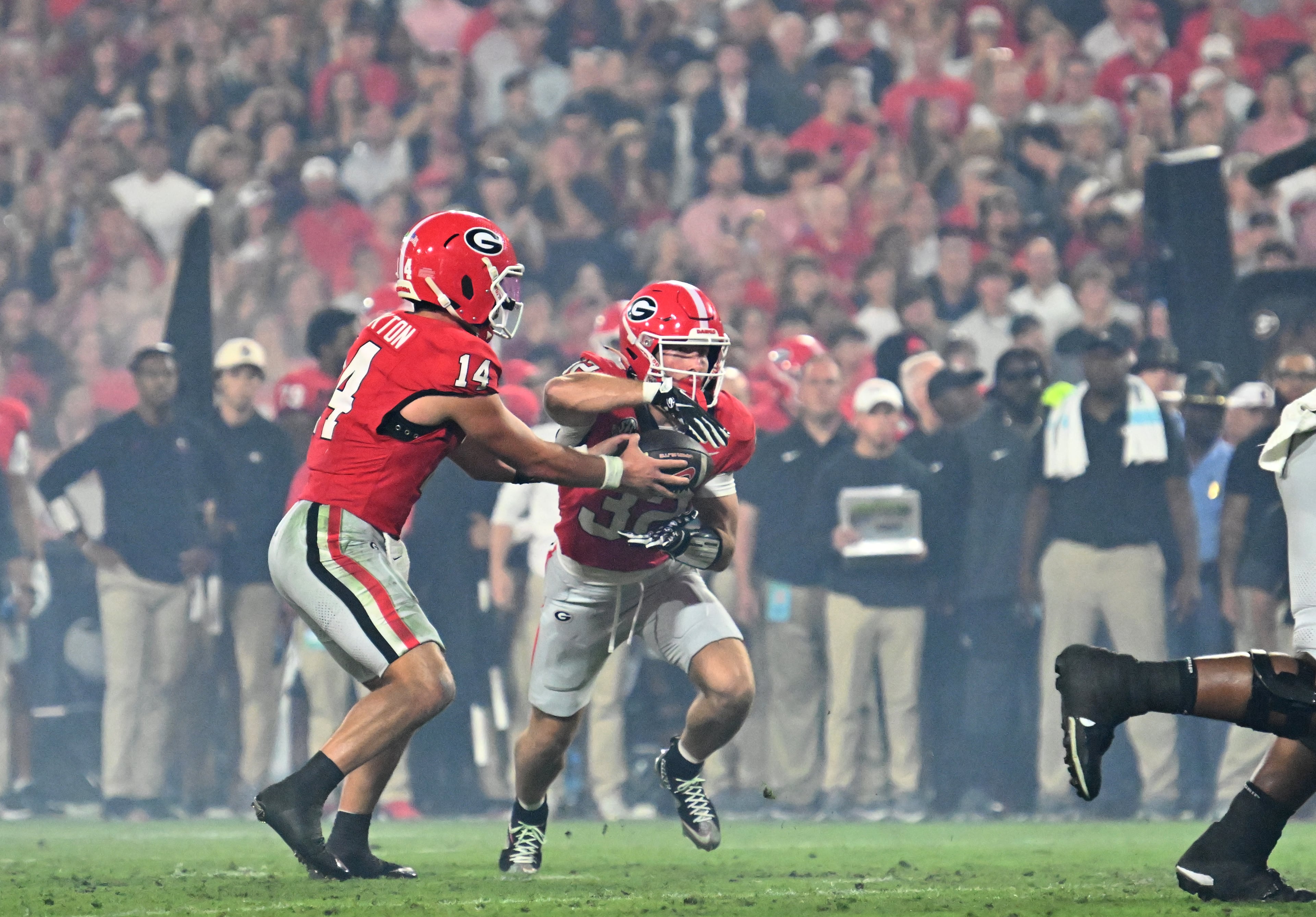 Georgia quarterback Gunner Stockton (14) makes a handoff to Georgia running back Cash Jones (32) during the second half in an NCAA football game at Sanford Stadium, Saturday, September 27, 2025, in Athens. Alabama won 24-21 over Georgia. (Hyosub Shin / AJC)