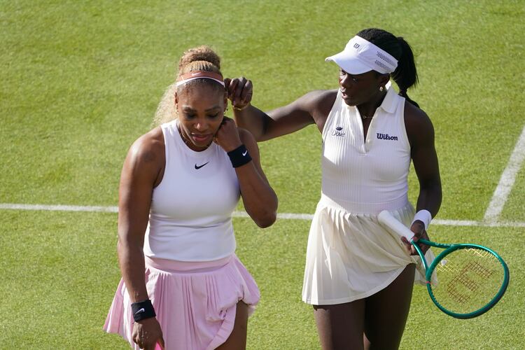 Serena Williams of the United States, left, talks to playing partner Victoria Mboko of Canada as they play against Nicole Melichar-Martinez of Canada and Erin Routliffe of New Zealand during their first round doubles match at the Queen's Club tennis championships in London, Tuesday, June 9, 2026. (AP Photo/Alberto Pezzali)