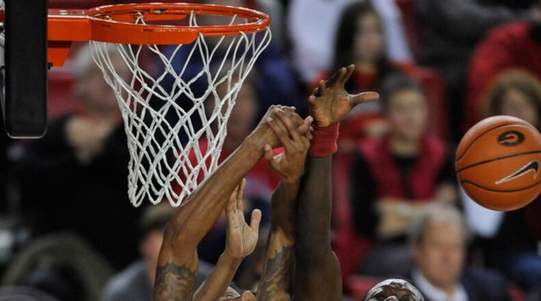 Georgia forward Donte' Williams (15) and Alabama center Moussa Gueye (14) go for a loose ball in the first half.