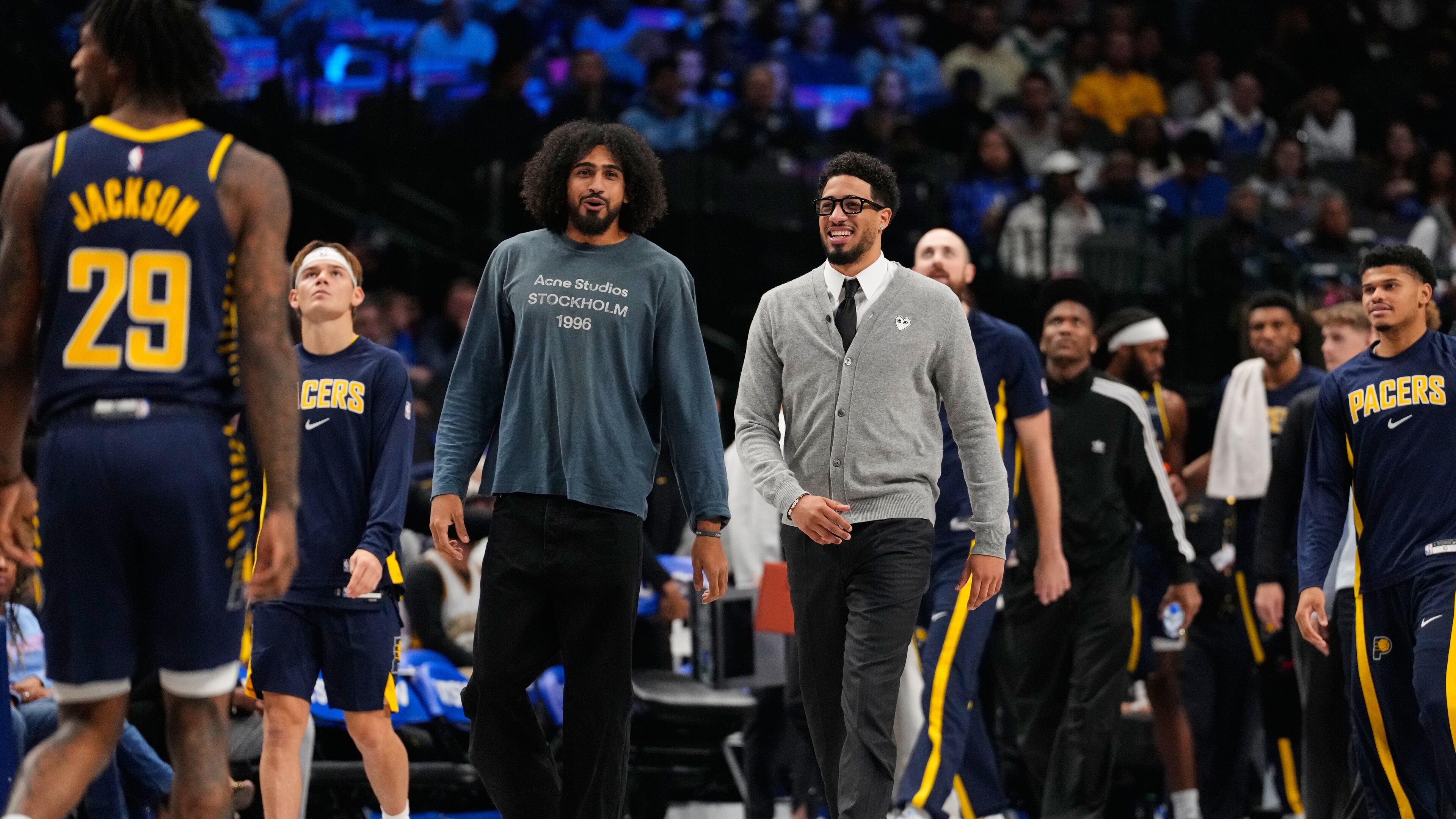 Indiana Pacers' Obi Toppin, center left, and Tyrese Haliburton, center right, walk onto the court during a time out in the first half of an NBA basketball game against the Dallas Mavericks Wednesday, Oct. 29, 2025, in Dallas. (AP Photo/Tony Gutierrez)