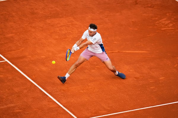 Norway's Casper Ruud returns to Britain's Jack Draper during the Madrid Open tennis final in Madrid, Spain, Sunday, May 4, 2025. (AP Photo/Manu Fernandez)