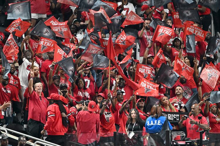 Atlanta Falcons fans cheer during the first half of an NFL preseason game against the Tennessee Titans at Mercedes-Benz Stadium, Friday, August 15, 2025, in Atlanta. (Hyosub Shin/AJC)