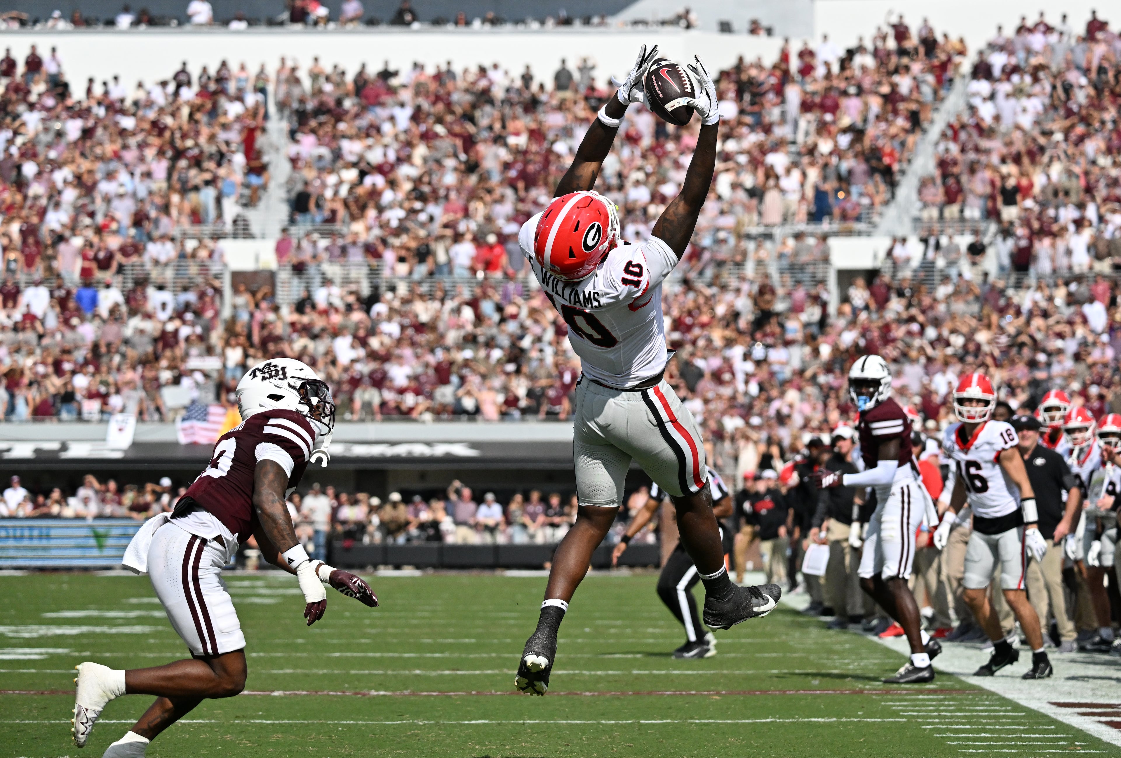 Georgia tight end Elyiss Williams (10) makes a catch near the endzone during the first half in an NCAA football game at Davis Wade Stadium, Saturday, November 8, 2025, in Starkville, Mississippi. (Hyosub Shin / AJC)