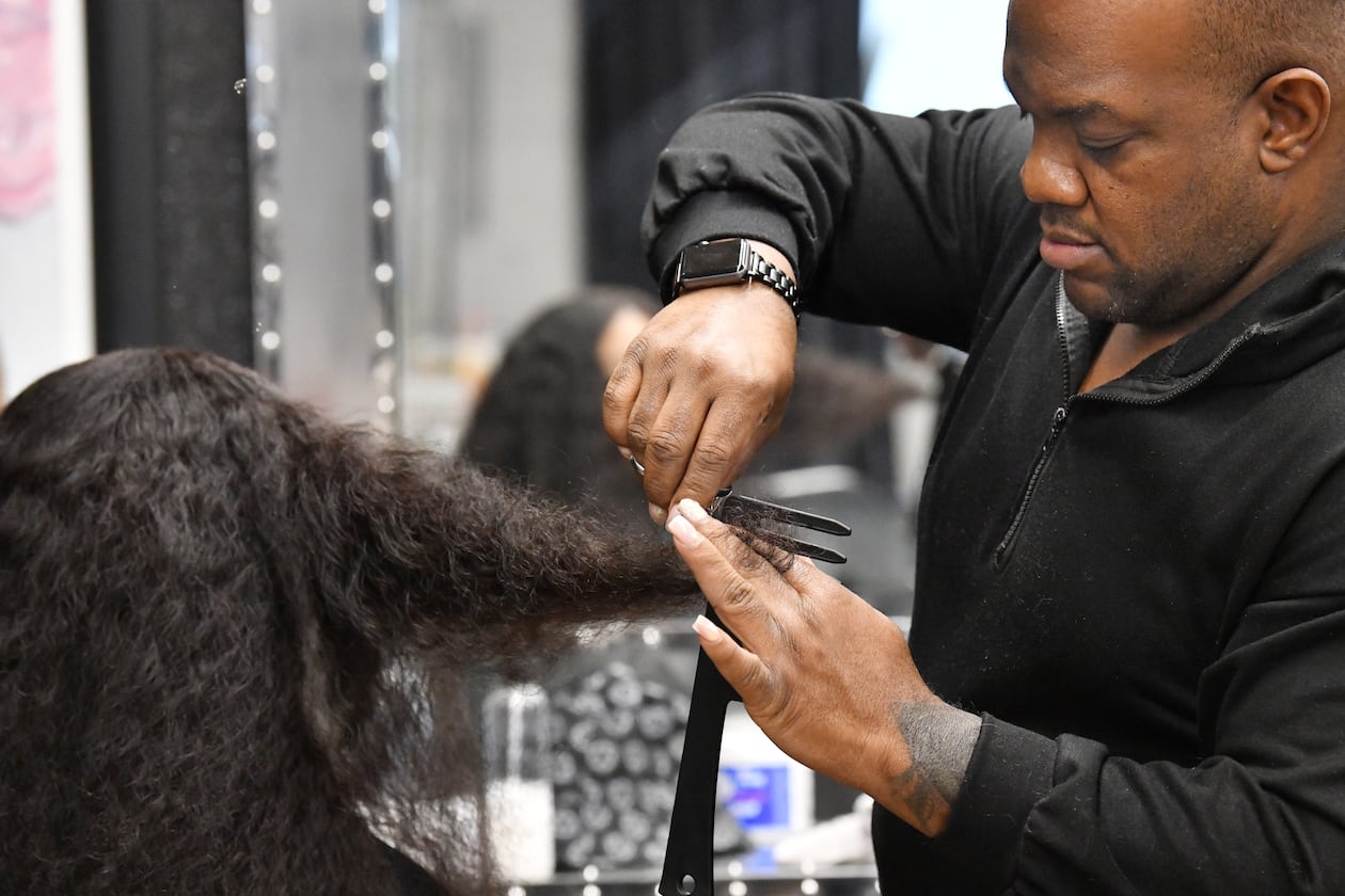 Celebrity hairstylist Derek J. styles his client Miracle Jenkins’ hair at J Spot Hair Salon, Thursday, Feb. 2, 2023, in Buckhead. (Hyosub Shin / Hyosub.Shin@ajc.com)