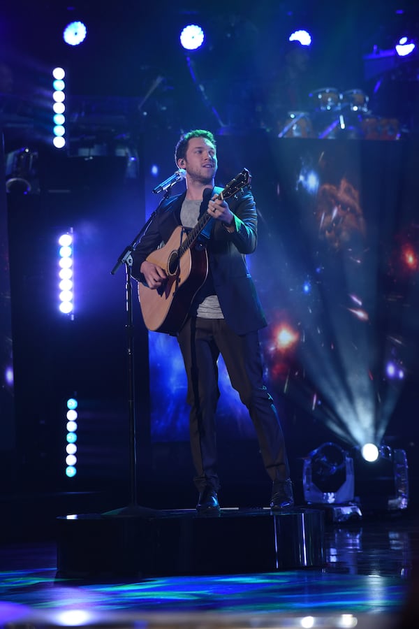 AMERICAN IDOL: Idol Phillip Phillips returns to perform during the AMERICAN IDOL Finale airing Thursday, April 7 (8:00-10:06 PM ET Live/PT tape-delayed) on FOX. © 2016 FOX Broadcasting Co. Cr: Ray Mickshaw/FOX