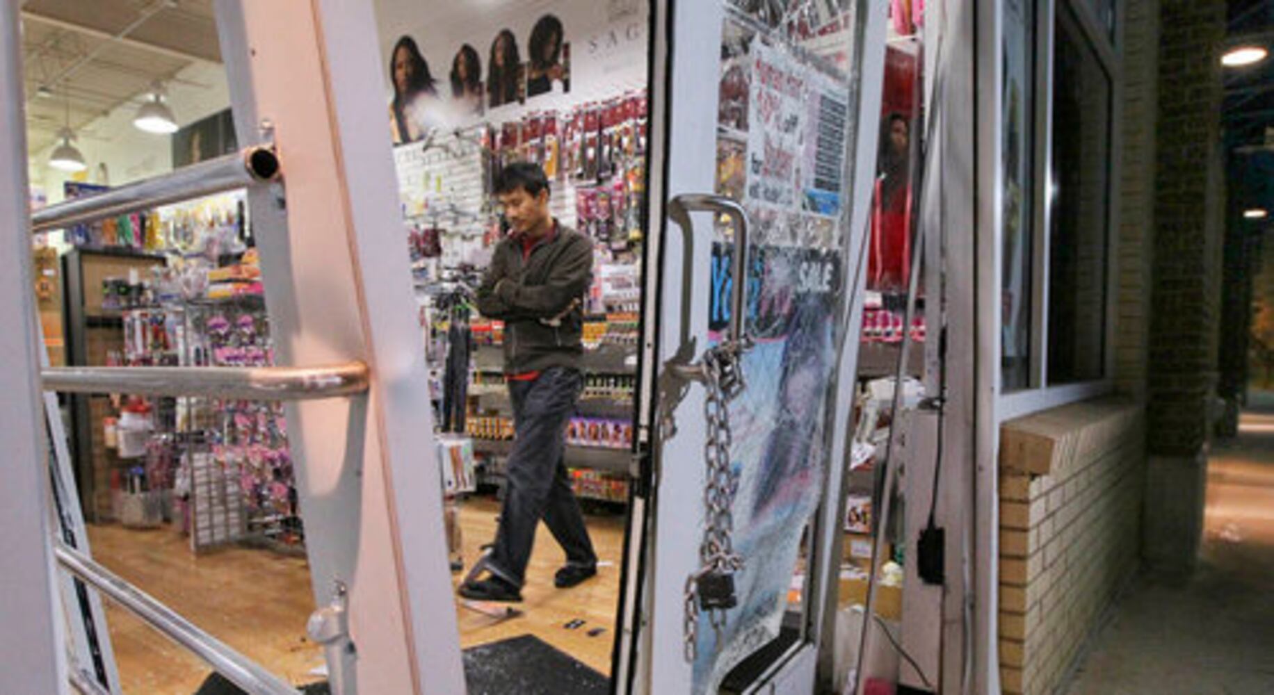 Thieves hit beauty supply store