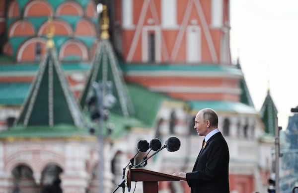 Le président russe Vladimir Poutine prendra la parole lors de la célébration du 80e anniversaire de la victoire de l'Union soviétique sur l'Allemagne nazie pendant la Seconde Guerre mondiale lors du défilé militaire du Jour de la victoire qui s'est tenu à Moscou, en Russie. (Via Ilya Pitalev / agence d'animation de photos Ria Novosti)