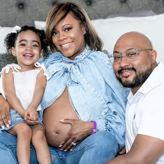Metria Cauthen shows off her baby bump (and her birth alert bracelet) with husband, Armand Cauthen, and 3-year-old daughter, Autumn. (Aaron Moon/Courtesy Wellstar Cobb Medical Center)