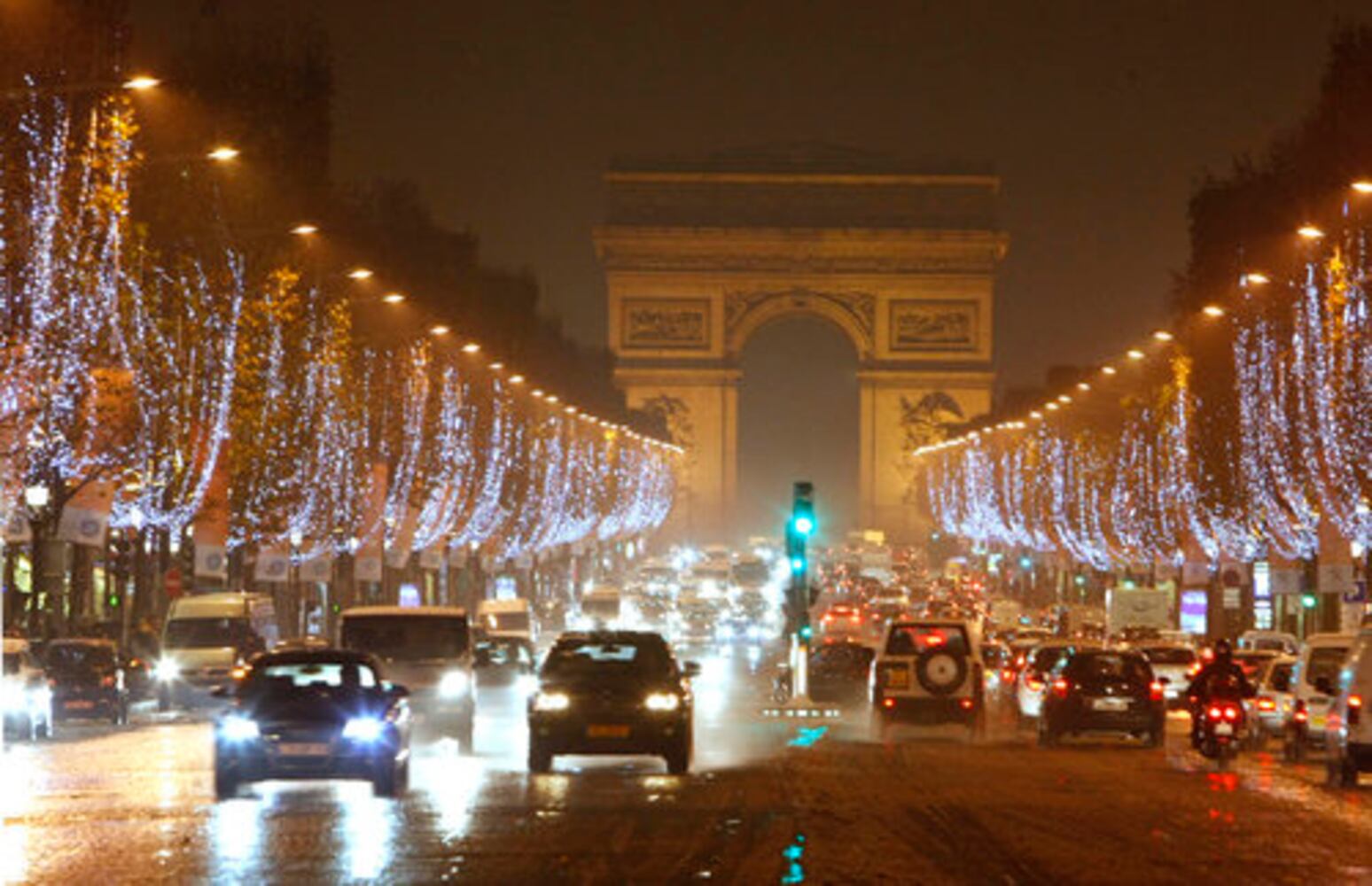 Snow shuts Paris airport, Eiffel Tower