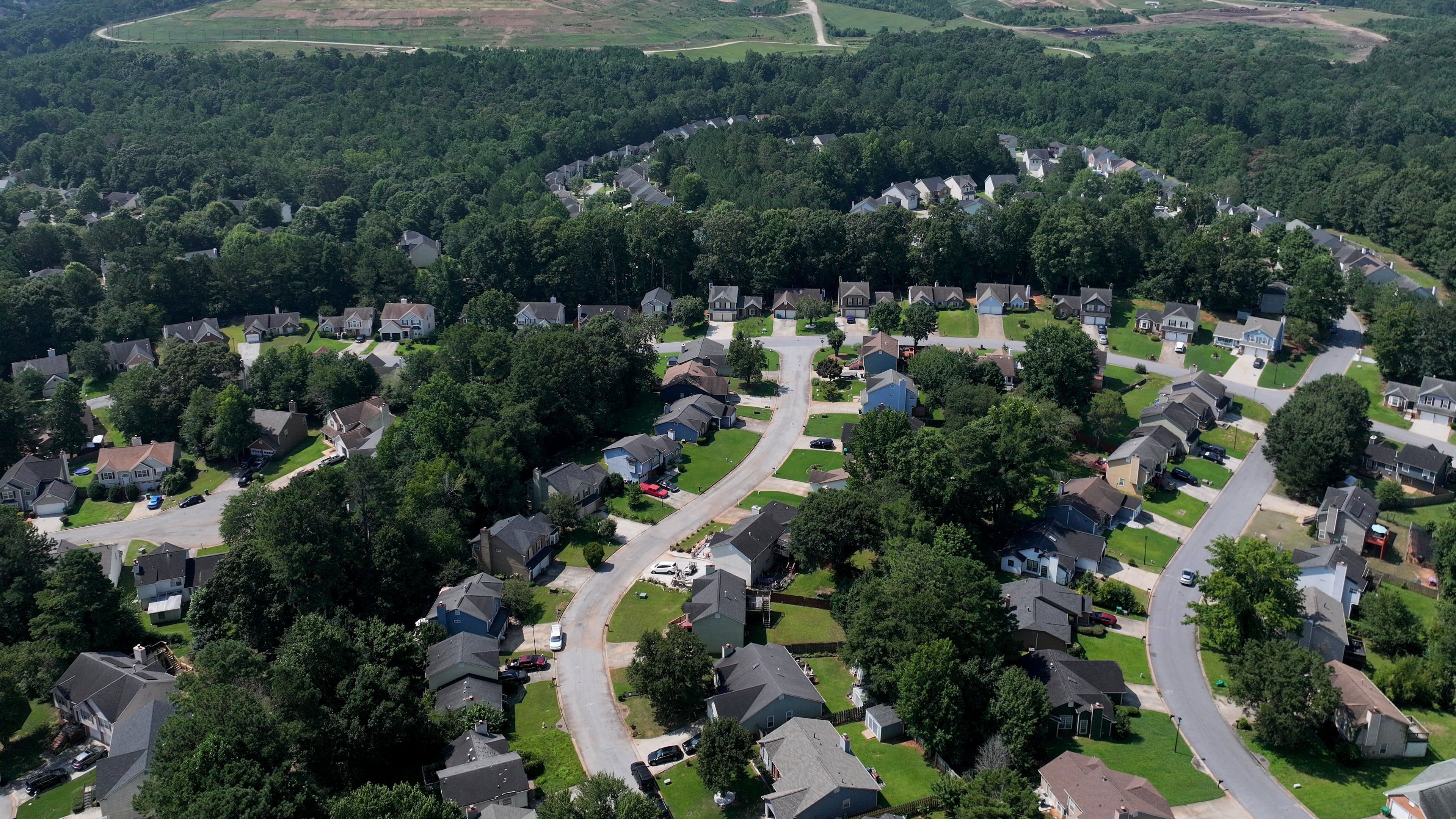 Residents of Riverside Station subdivision complain of odor from DeKalb County’s Seminole Road Landfill. (Hyosub Shin/AJC)