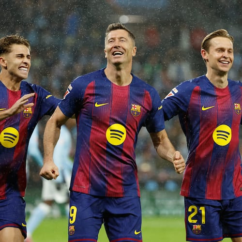 Barcelona's Robert Lewandowski, center, celebrates scoring his side's opening goal from the penalty spot during the Spanish La Liga soccer match between Celta Vigo and Barcelona in Vigo, Spain, Sunday, Nov. 9, 2025. (AP Photo/Lalo R. Villar)