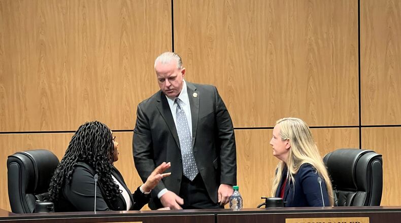 Cobb County Board of Education members Nichelle Davis (left) and Becky Sayler talk to Superintendent Chris Ragsdale at a meeting in January 2023. (Cassidy Alexander/cassidy.alexander@ajc.com)