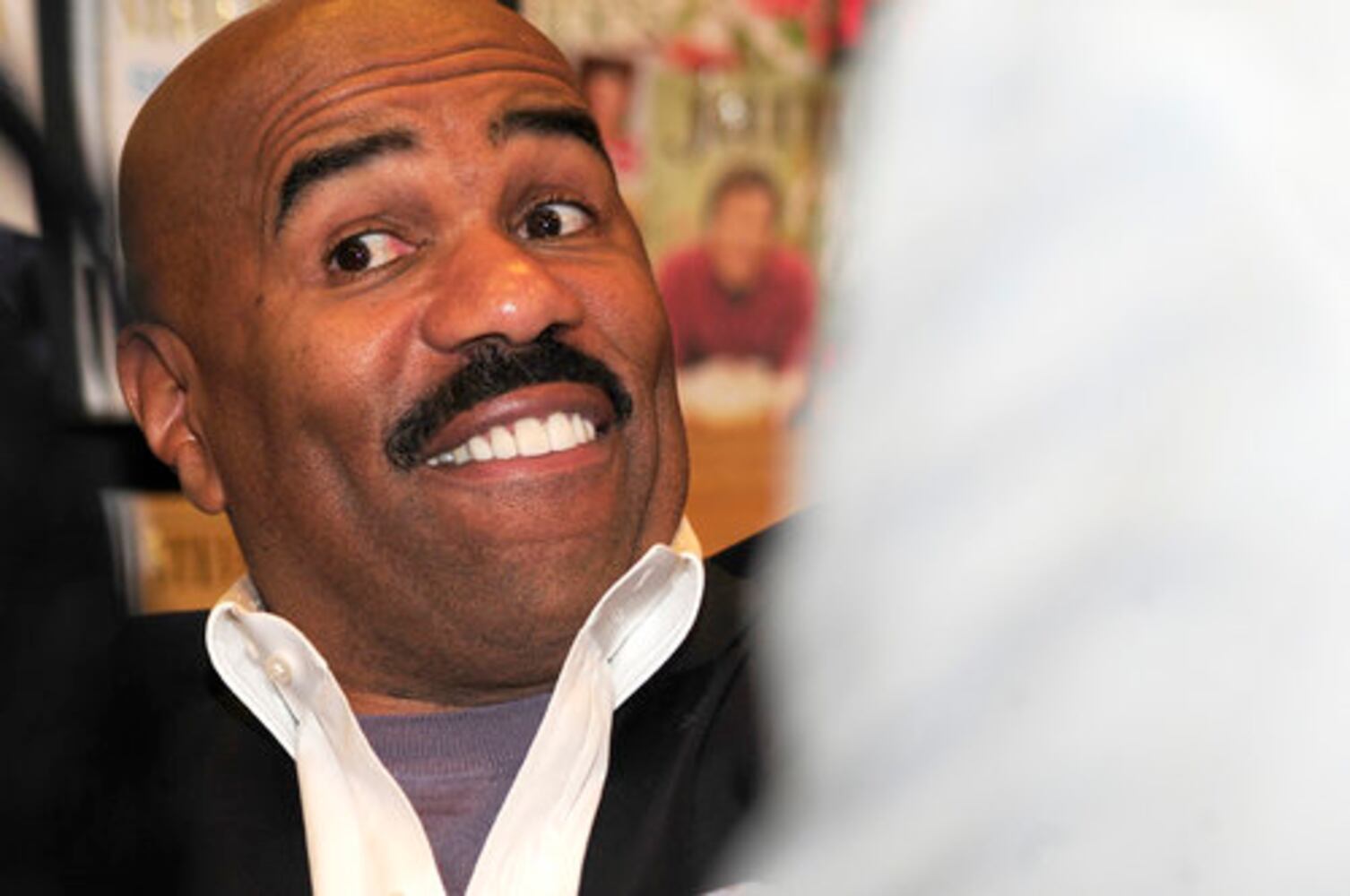 Steve Harvey signs his book 'Straight Talk, No Chaser'