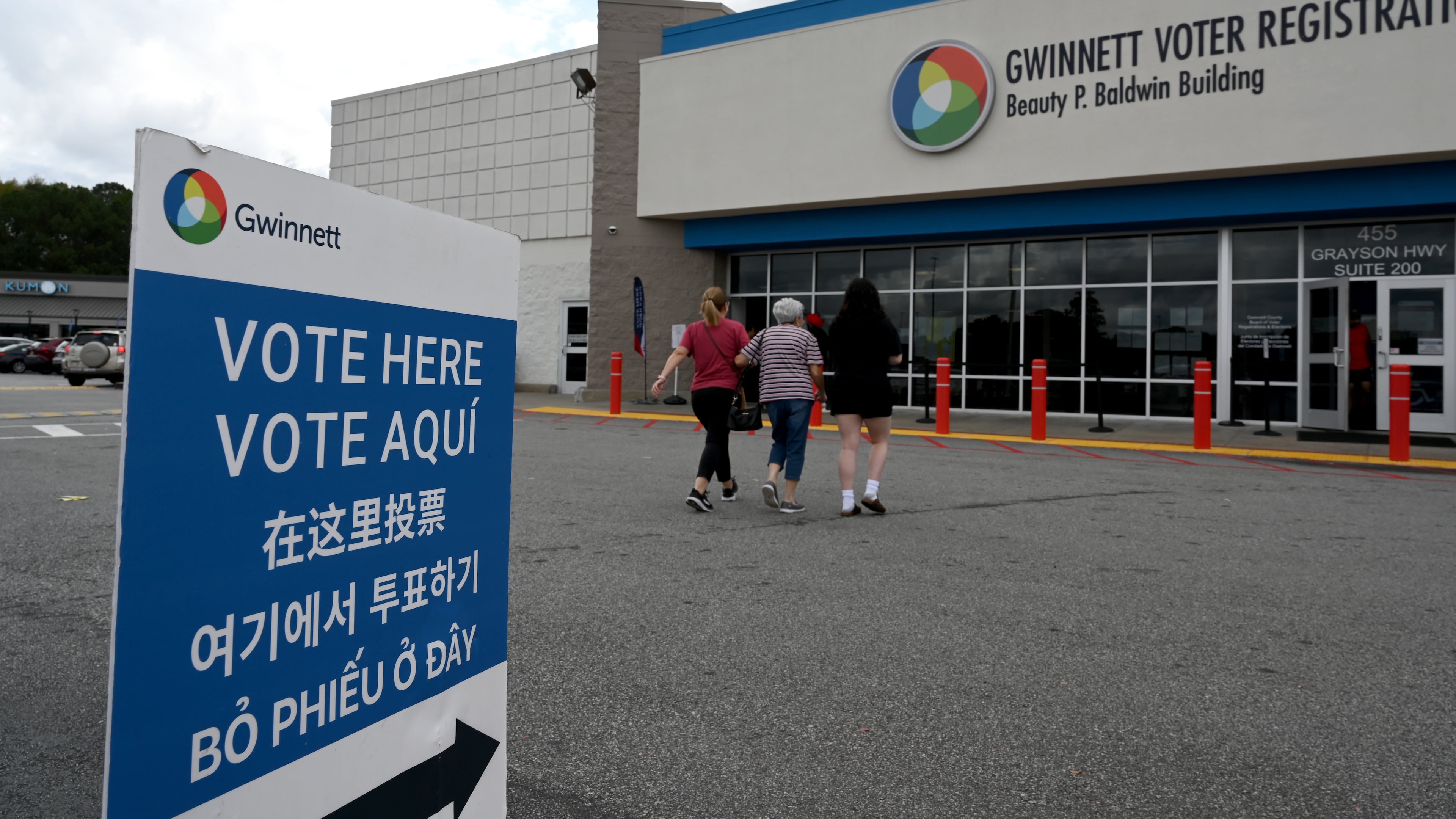 Voters arrive the Gwinnett County Voter Registrations and Elections office to cast their ballot during early in-person voting, Wednesday, Oct. 30, 2024, in Lawrenceville. (Hyosub Shin/AJC)