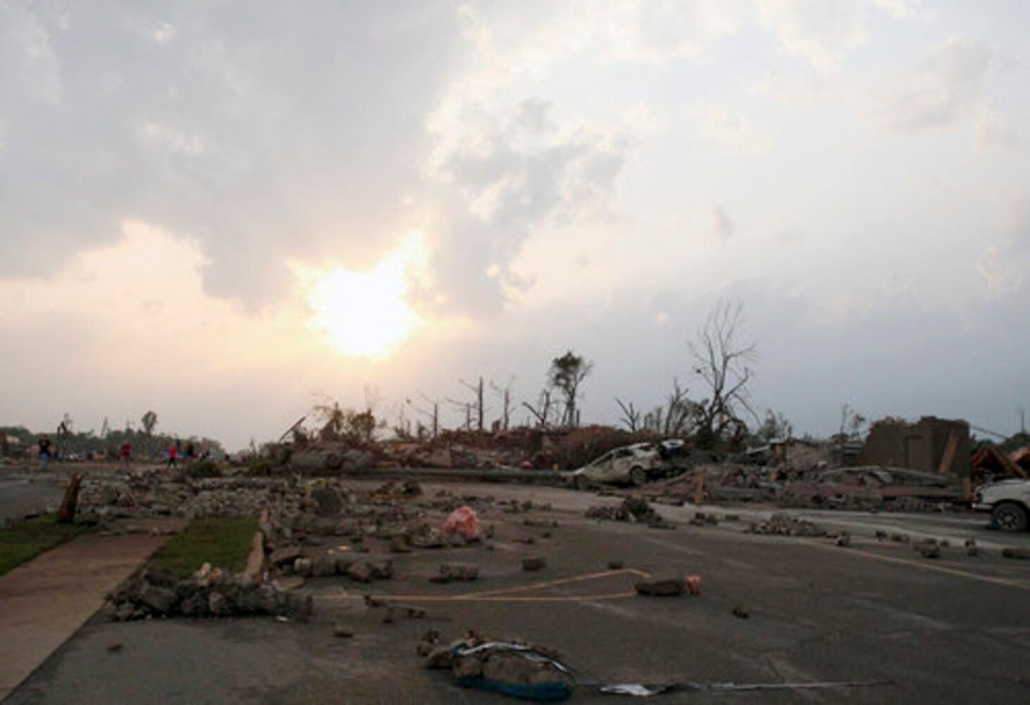 Deadly tornado rips through Tuscaloosa, Ala.