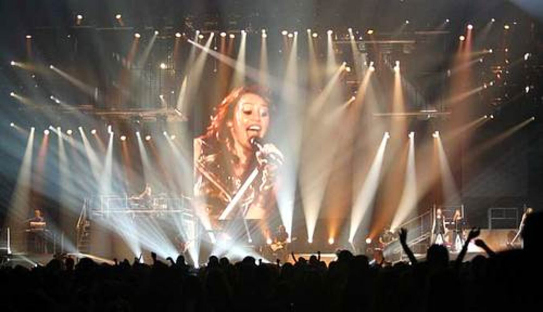Miley Cyrus wows Gwinnett Arena audience
