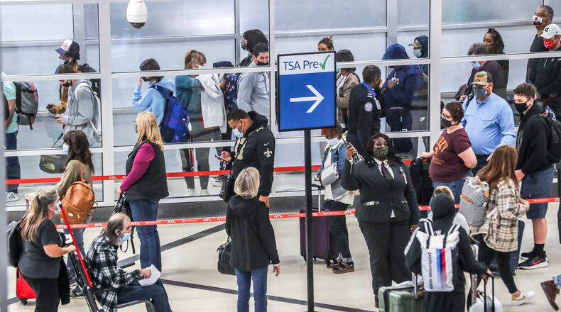 Travelers lining up at Hartsfield-Jackson International Airport in Atlanta on Nov. 19, 2021. ( John Spink / John.Spink@ajc.com)