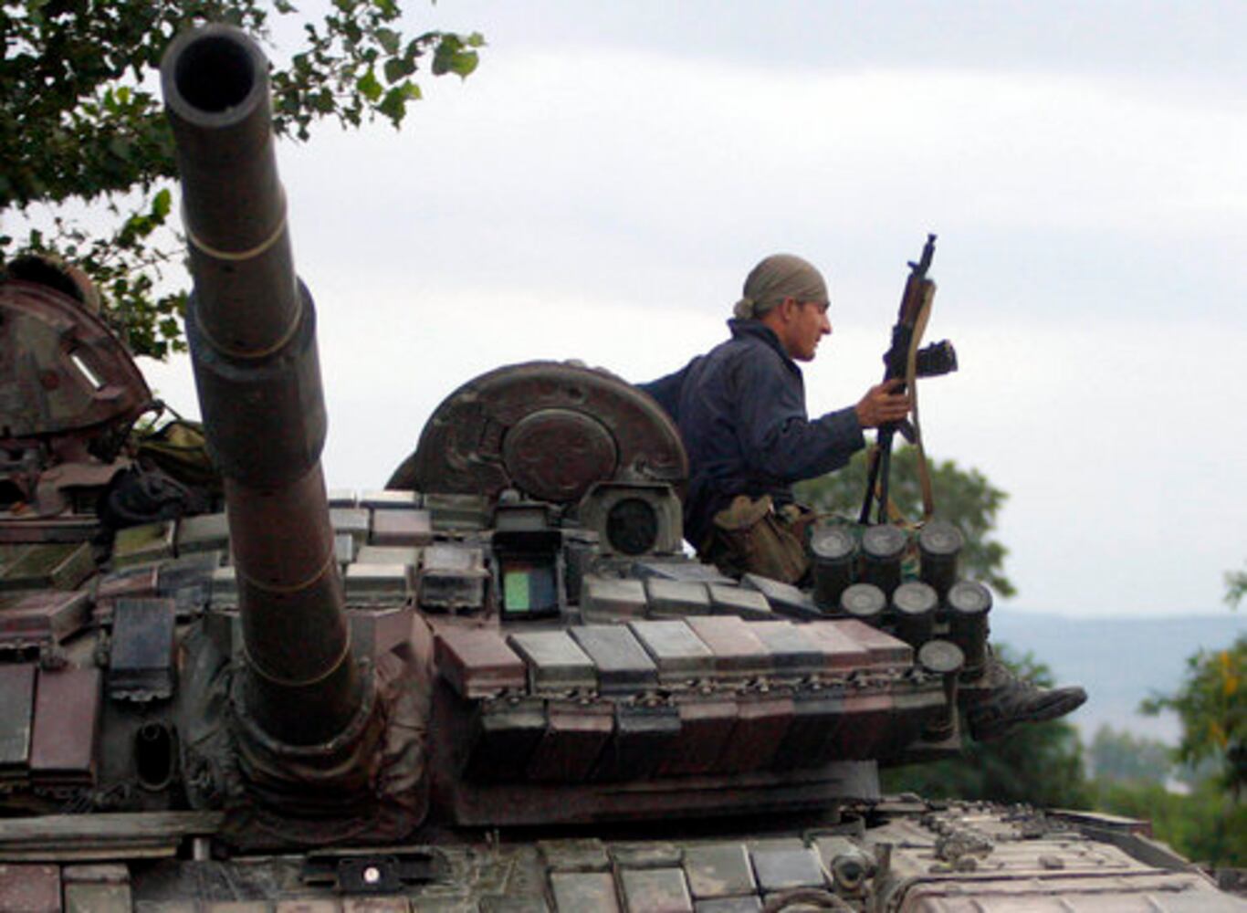 Russian tanks roll into neighboring Georgia