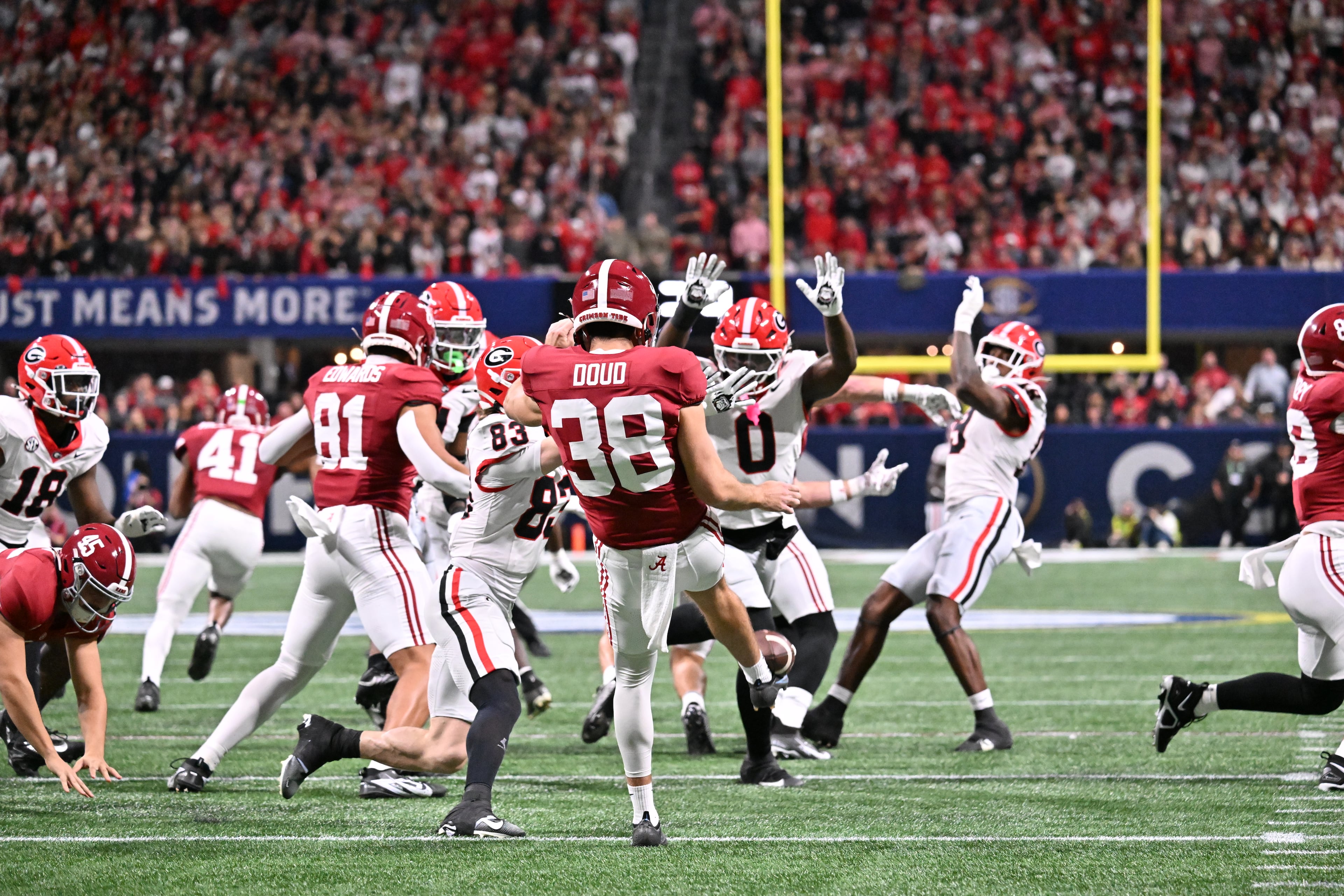 during the SEC Championship Game at Mercedes-Benz Stadium, Saturday, Dec. 6, 2025, in Atlanta. (Hyosub Shin / AJC)